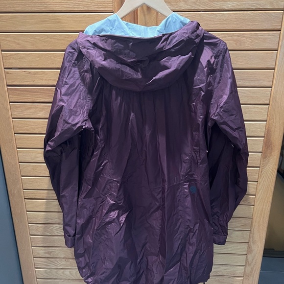 Women’s Mountain Hardwear raincoat - Picture 2 of 5